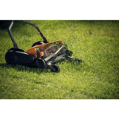 Fiskars Tondeuse à Gazon Manuelle, Tondeuse à Cylindre Avec Système De Coupe Sans Frottement Des Lames, Largeur De Coupe: 46 Cm, Noir/Orange/Argenté, StaySharp Max, 1000591 5 Fiskars Tondeuse à Gazon Manuelle, Tondeuse à Cylindre Avec Système De Coupe Sans Frottement Des Lames, Largeur De Coupe: 46 Cm, Noir/Orange/Argenté, StaySharp Max, 1000591 – Image 3