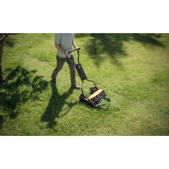 Fiskars Tondeuse à Gazon Manuelle, Tondeuse à Cylindre Avec Système De Coupe Sans Frottement Des Lames, Largeur De Coupe: 46 Cm, Noir/Orange/Argenté, StaySharp Max, 1000591 10 Fiskars Tondeuse à Gazon Manuelle, Tondeuse à Cylindre Avec Système De Coupe Sans Frottement Des Lames, Largeur De Coupe: 46 Cm, Noir/Orange/Argenté, StaySharp Max, 1000591 -France Tondeuse Soldes Boutique 10641592 4