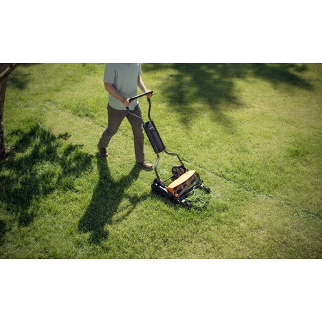 Fiskars Tondeuse à Gazon Manuelle, Tondeuse à Cylindre Avec Système De Coupe Sans Frottement Des Lames, Largeur De Coupe: 46 Cm, Noir/Orange/Argenté, StaySharp Max, 1000591 6 Fiskars Tondeuse à Gazon Manuelle, Tondeuse à Cylindre Avec Système De Coupe Sans Frottement Des Lames, Largeur De Coupe: 46 Cm, Noir/Orange/Argenté, StaySharp Max, 1000591 – Image 4