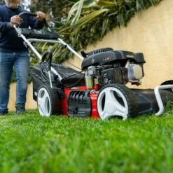 Tondeuse à Gazon Essence 165cc 6cv, Démarrage électrique 4 Temps Automotrice, Lame Acier Double Tranchant 460mm 18", Hauteur De Coupe Réglable Et Panier D'une Capacité De 55L - Greencut GLM770XE 10 Tondeuse à Gazon Essence 165cc 6cv, Démarrage électrique 4 Temps Automotrice, Lame Acier Double Tranchant 460mm 18", Hauteur De Coupe Réglable Et Panier D'une Capacité De 55L - Greencut GLM770XE -France Tondeuse Soldes Boutique 28885723 4