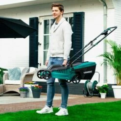 VONROC Tondeuse à Gazon 1300W – Largeur De Coupe De 32cm – Bac De Ramassage 30L Avec Indicateur De Remplissage – Hauteur De Coupe Réglable 9 VONROC Tondeuse à Gazon 1300W – Largeur De Coupe De 32cm – Bac De Ramassage 30L Avec Indicateur De Remplissage – Hauteur De Coupe Réglable -France Tondeuse Soldes Boutique 29982911 4